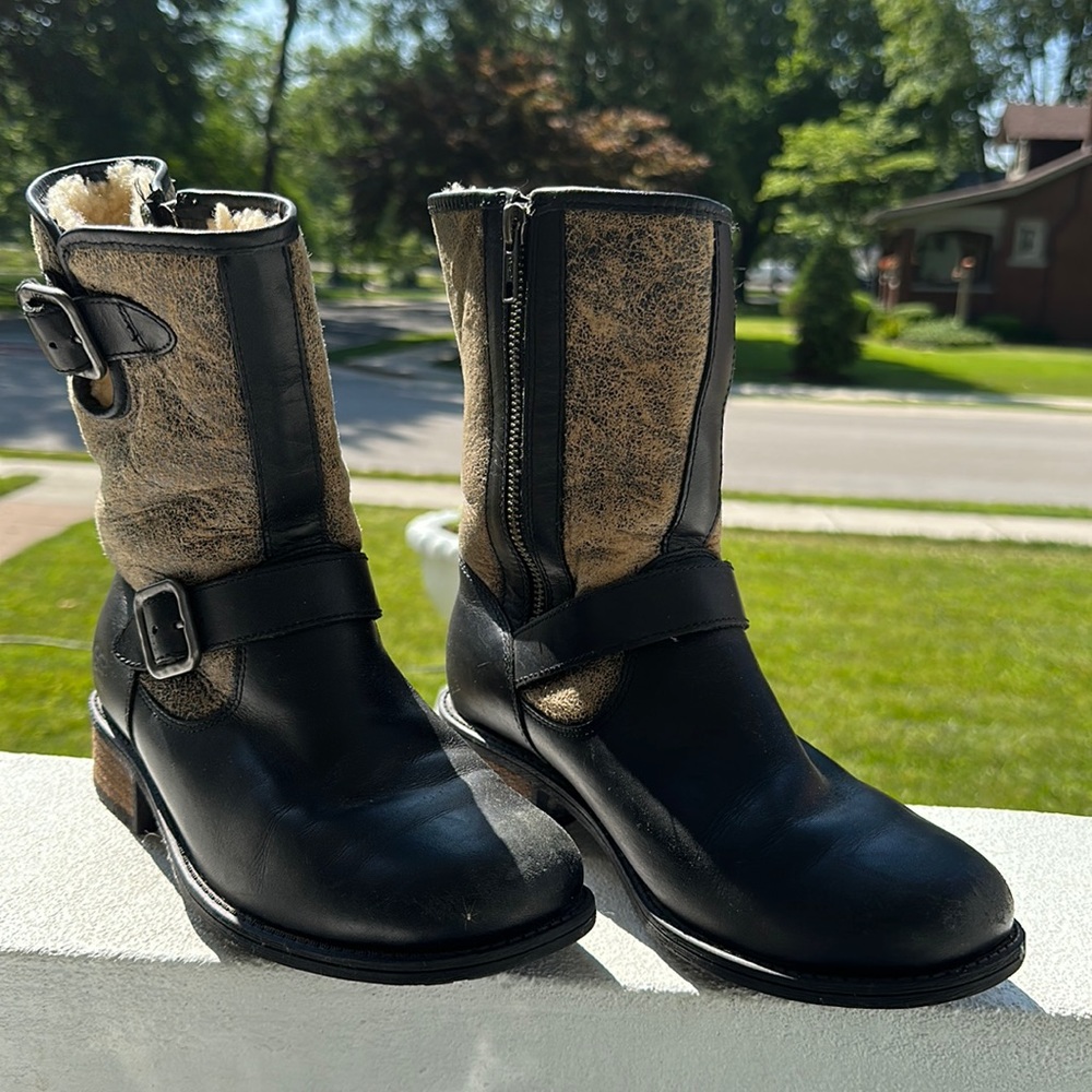 Ugg boots. Leather upper, sheepskin lining. Inner zip. Size 6. Good condition